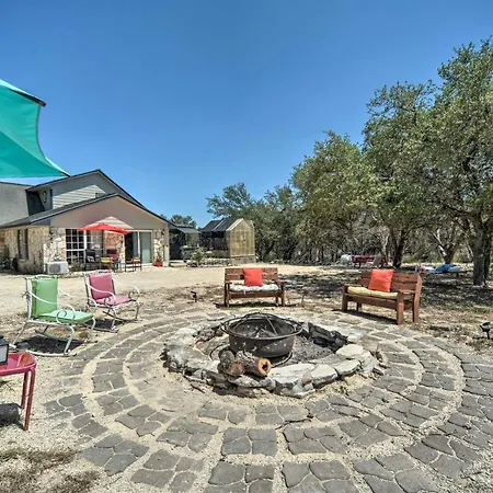 Family Friendly Hill Country Home 13 Mi To Lake!